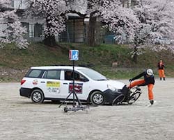 交通事故を再現するスタントマン