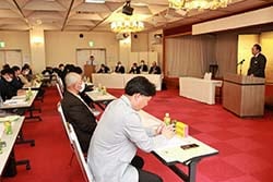あいさつする高栁副組合長
