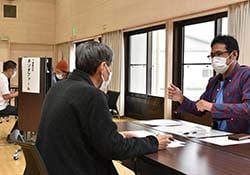 仕事内容を説明する農家（右）と求職者（左）
