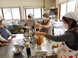 ミキサーで材料を混ぜ合わせる参加者