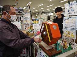 皆が注目する中、くじを引く来店者（16日、長野県東筑摩郡朝日村にて）