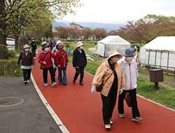 花を楽しみながら歩く参加者
