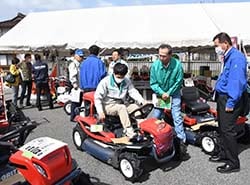メーカーから説明を受ける生産者