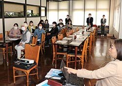 日本農業新聞の高川支局長(右)から取材のコツを学んだ
