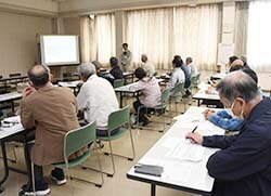 長野農業農村支援センター職員を講師にピーマン栽培の導入部分を学ぶ