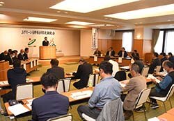 活動報告を交えてあいさつする清滝青壮年部長