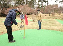 パターゴルフを楽しむ部員