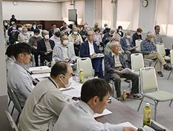 提出議案の説明に耳を傾ける組合員ら