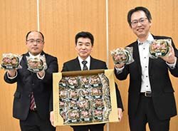 新パッケージをPRするきのこ部会役員ら
