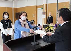 寺沢組合長から終了証を受け取る受講生