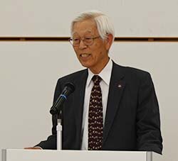あいさつする芦田新部会長