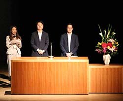 取り組みを発表する職員