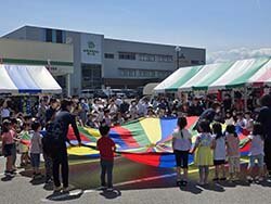 周年祭を盛り上げた地元保育園園児による催し