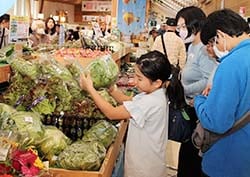 野菜を買い求める利用者