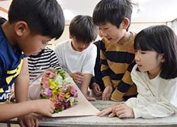 もらった花束を観察する児童たち