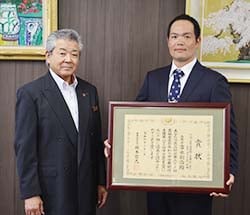 受賞した富永さん（右）と西村組合長