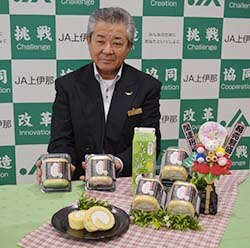 商品をPRする西村組合長