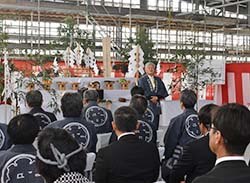 工事関係者を激励する千國組合長（中央）