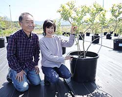 原村でブルーベリー農園を開園する清水裕介さん（左）と安子さん