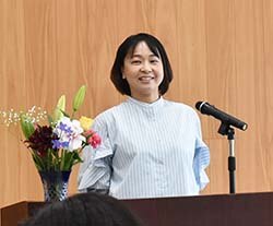 自己紹介で抱負を語る受講生