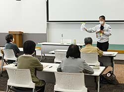 真剣に講義を受ける受講者たち