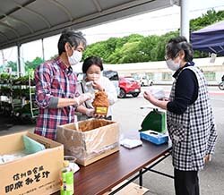 味噌の詰め放題に挑戦する買い物客