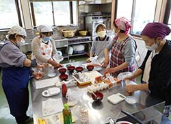 ポリ袋湯せん調理をする参加者