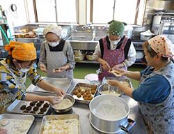 おやき作りを摺る部員（長野県上田市で）