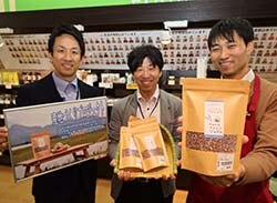 完成した「たかきび（ソルガム）」をPRする職員
