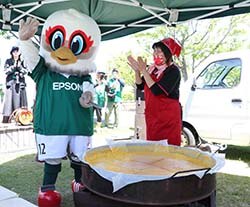 松本山雅のキャラクターガンズくん（左）とにこにこフライパンの三島部長