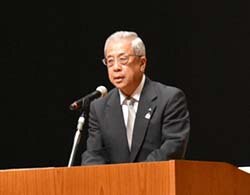 あいさつをする眞島組合長