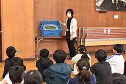 アスパラガスの特徴を説明する三石さん