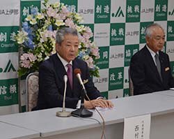 記者の前で決意を抱負を述べる西村組合長（長野県伊那市で）