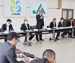 キックオフミーティングであいさつする小平組合長