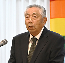 総代会の開催にあたりあいさつを述べる武井組合長（長野県大町市で）