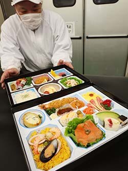 6月中旬から販売開始する2種類の洋風仕出し折詰