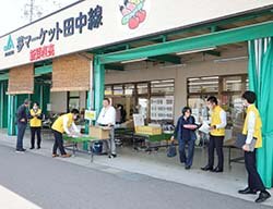 揃いのベストを身に着けた職員が、来店客にJA共済をPRした