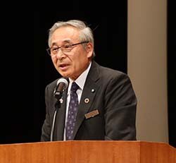あいさつする田屋組合長