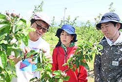 作業のポイントを社員に説明する塚田さん（左）