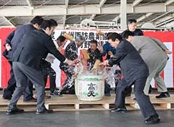 1年の順調な生産販売を願い、鏡割りを行う関係者