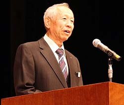 あいさつする浅沼組合長