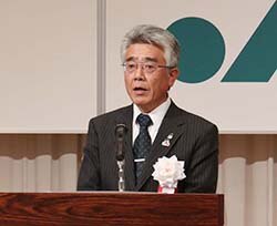 あいさつする小平組合長