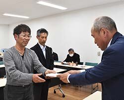 表彰を受ける受賞者