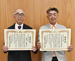 優良農家表彰を受けた本村さん（左）、熊谷嘉範代表（右）さん