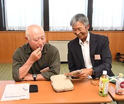 川中島白桃キャンディを試食する生産者