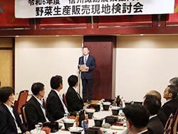 野菜生産販売現地検討会であいさつする中村委員長