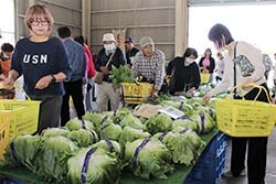 新鮮野菜を買い求める利用者