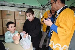 たまご詰め放題を楽しむ買い物客
