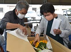 出荷規格を確認する生産者ら