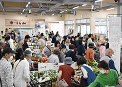 多くの来場者で賑わう店内